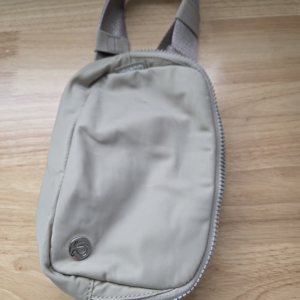 Lululemon Everywhere Belt Bag Silver Drop - Picture 5 of 13
